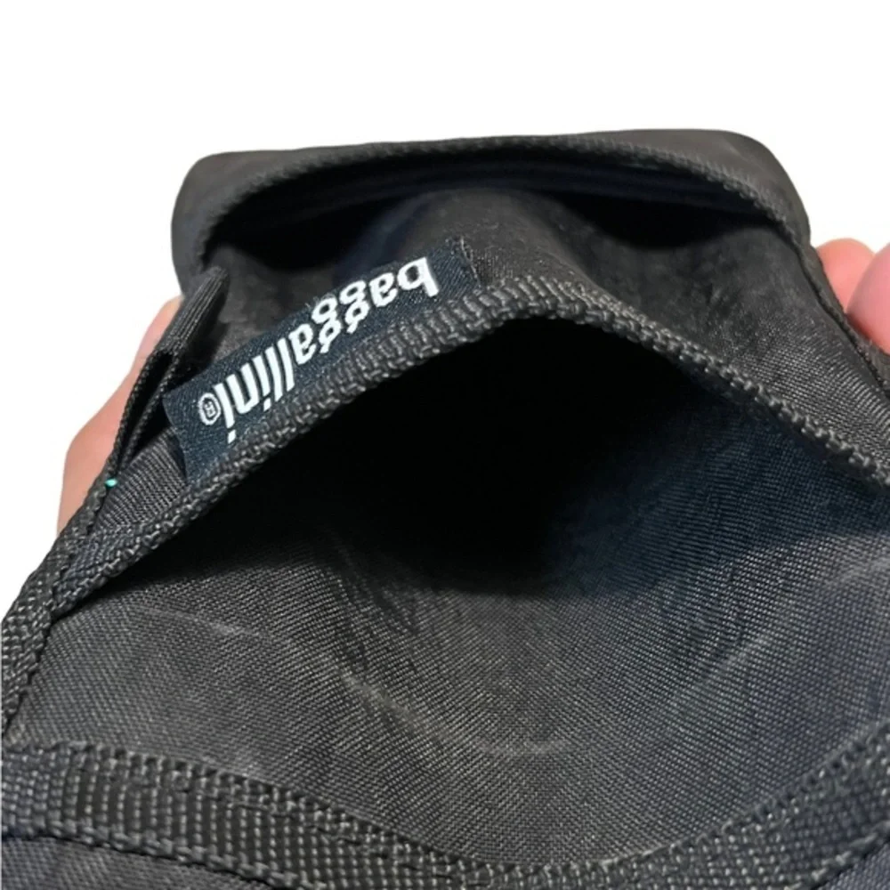Baggallini slim wallet, black, adjustable strap‎